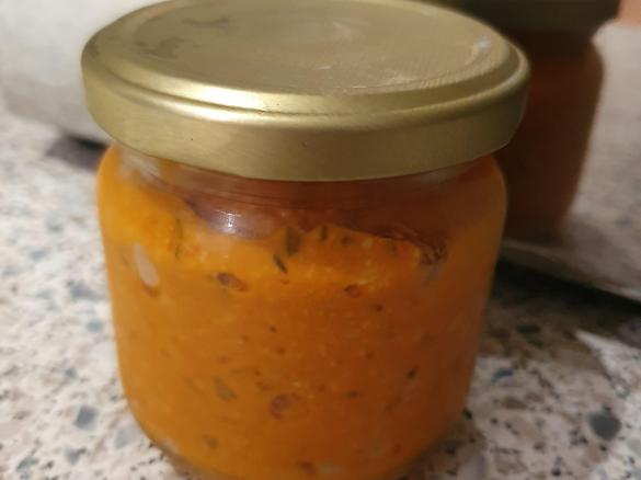 Variation Tomatenaufstrich mit Basilikum und Sonnenblumenkernen