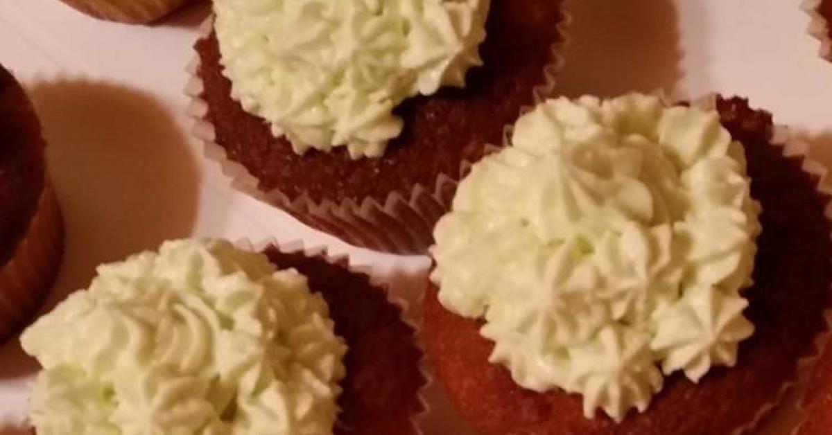 Zitronen - Cupcakes mit Waldmeister - Frischkäse - Creme von Chrisi ...