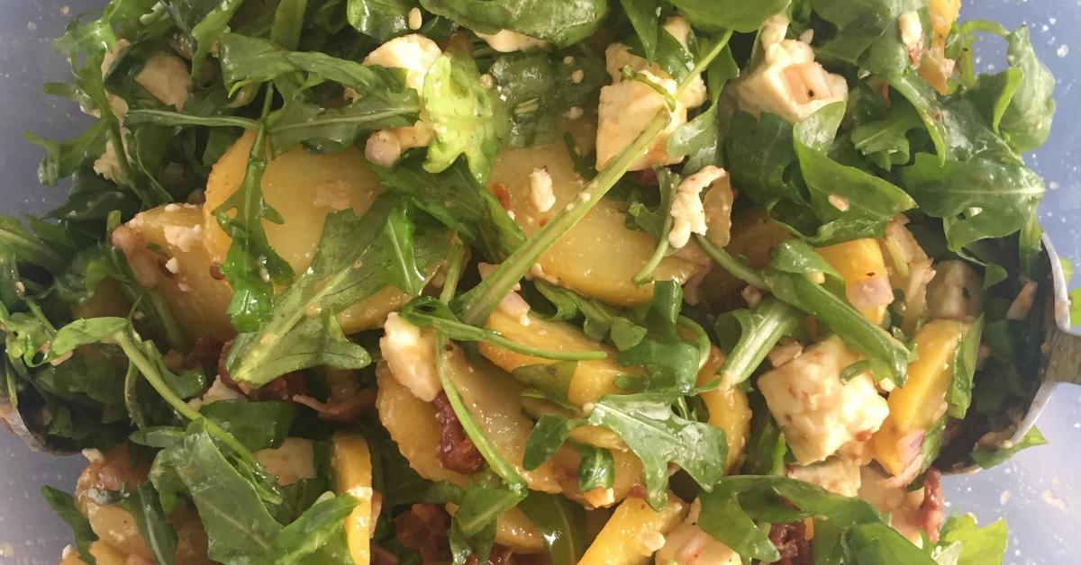 mediterraner Kartoffelsalat mit Rucola, Feta und getrockneten Tomaten ...