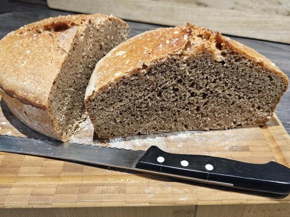 Vollkornbrot aus dem Gußeisentopf nach einem Rezept aus "Sallys Welt"