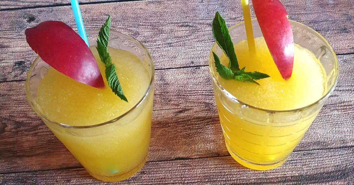 Pfirsisch Slushie, halbgefrorenes Trinkeis von la lunica strega. Ein ...