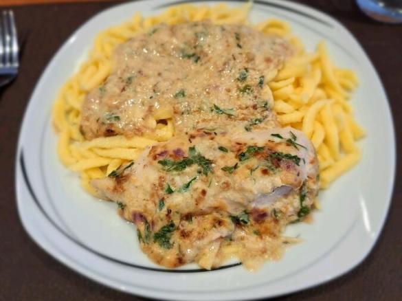 Low-Carb-Zwie­bel-Sah­ne-Hähn­chen