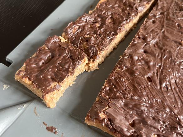 Walnuss-Crunch-Proteinriegel mit Reiswaffeln