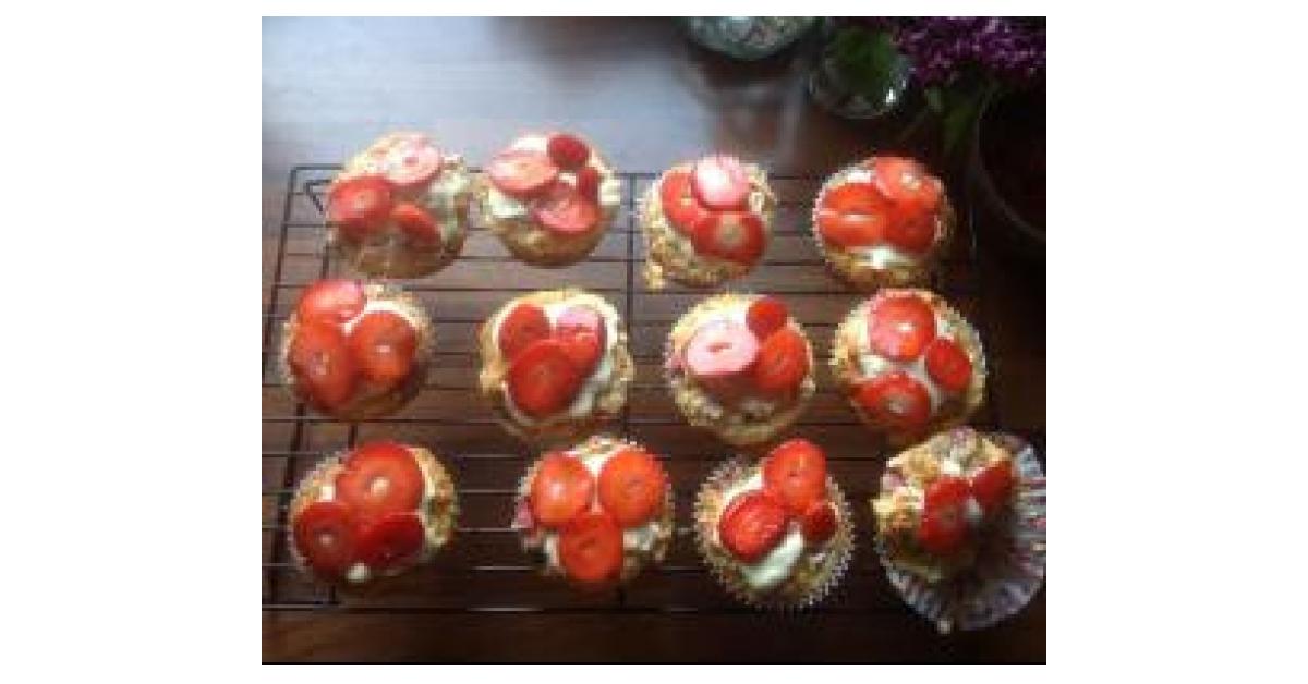 Fluffige Erdbeer Joghurt Muffins mit weißer Schokolade von nellytonelly ...