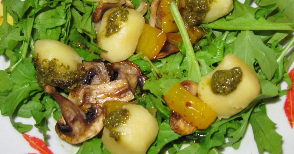 Rucola Salat mit Champignons und Mini-Knödel von Hadouni. Ein Thermomix ...