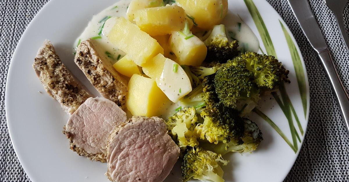 Schweinefilet mit Pfeffer-Senf Kruste &amp; Schnittlauch-Soße mit ...