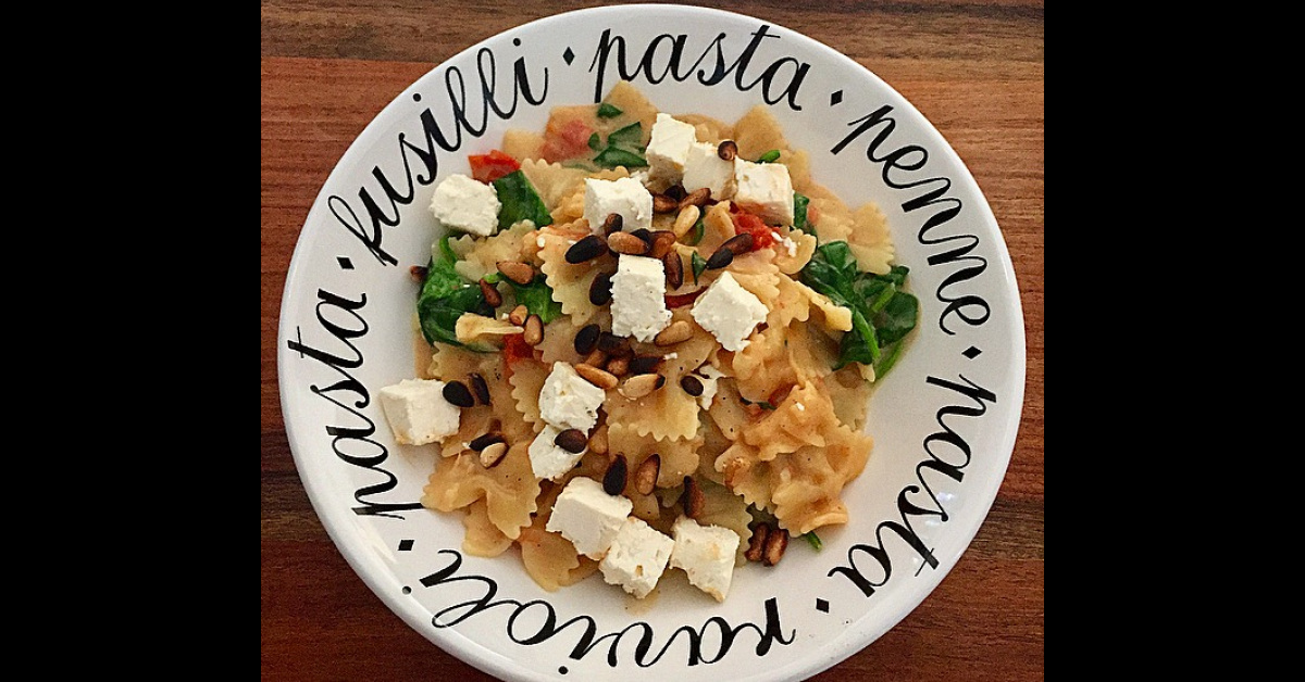 One Pot Pasta mit Spinat, Fetakäse und gerösteten Pinienkernen von NEB ...