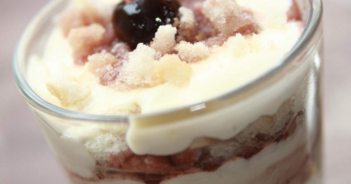 Schichtdessert mit Mascarponecreme und Amarenakirschen von Migulec. Ein ...