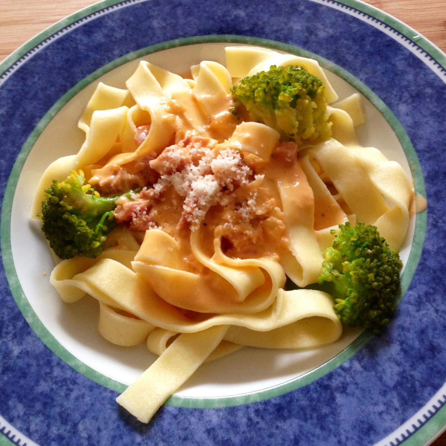 Fettuccine mit Brokkoli in Tomatencreme