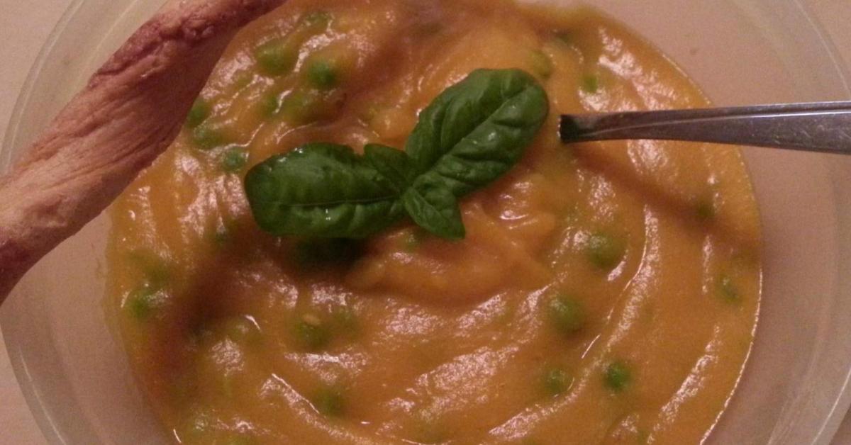 Karotten-Ingwer-Suppe mit Kartoffeln und Erbsen von Shahkapre. Ein ...