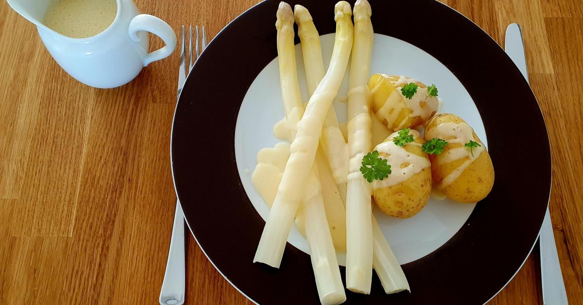Spargel mit Kartoffeln und Sauce Hollandaise von Goißkepfle. Ein ...