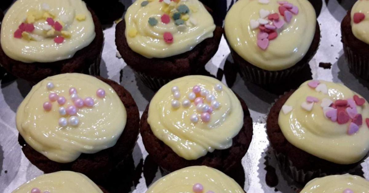 Cupcakes mit weißer oder brauner Schokolade (Muffins ) von birgitg. Ein ...