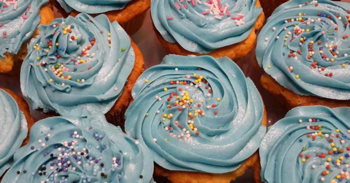 Cupcakes mit weißer oder brauner Schokolade (Muffins ) von birgitg. Ein ...