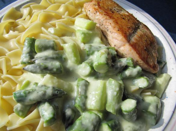 Bandnudeln mit Spargelragout und gebratenem Lachs by sabri on www ...