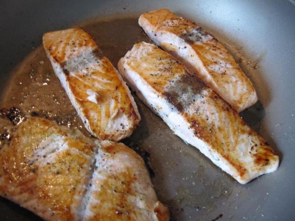 Bandnudeln mit Spargelragout und gebratenem Lachs by sabri on www ...