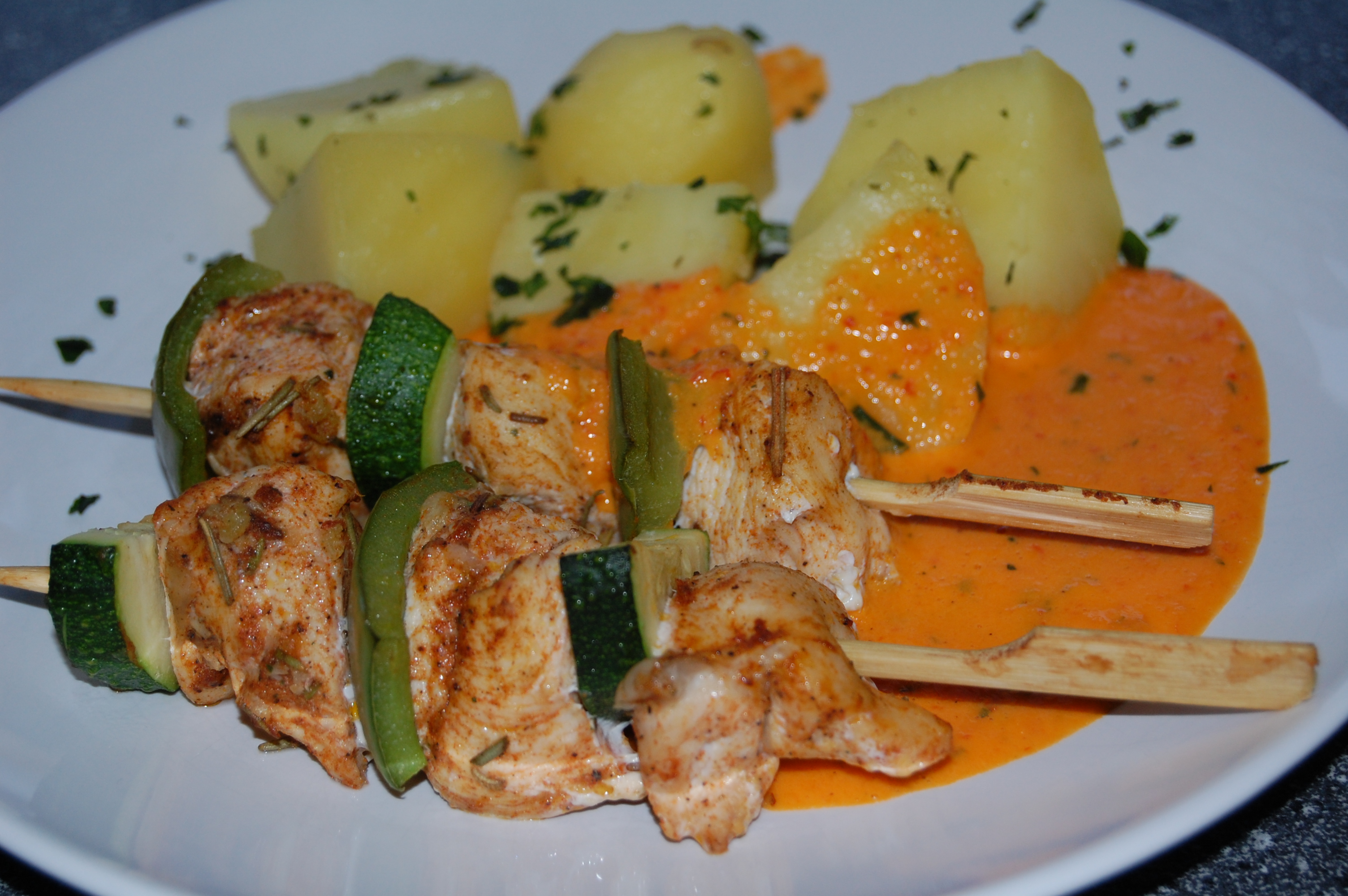 Hähnchen-Spieße mit Paprikasauce
