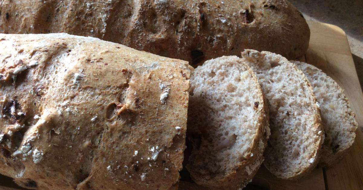 Baguette mit gerösteten Walnüssen und Zwiebeln von lagourmande. Ein ...