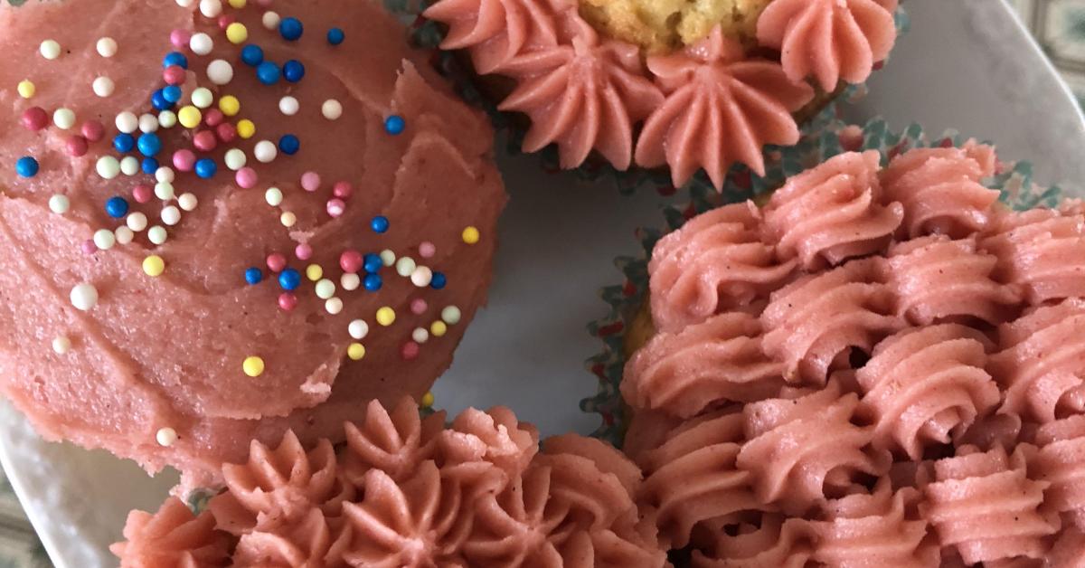 Erdbeer-Frosting für Cupcakes und Kuchen (Ohne Lebensmittelfarbe) von ...