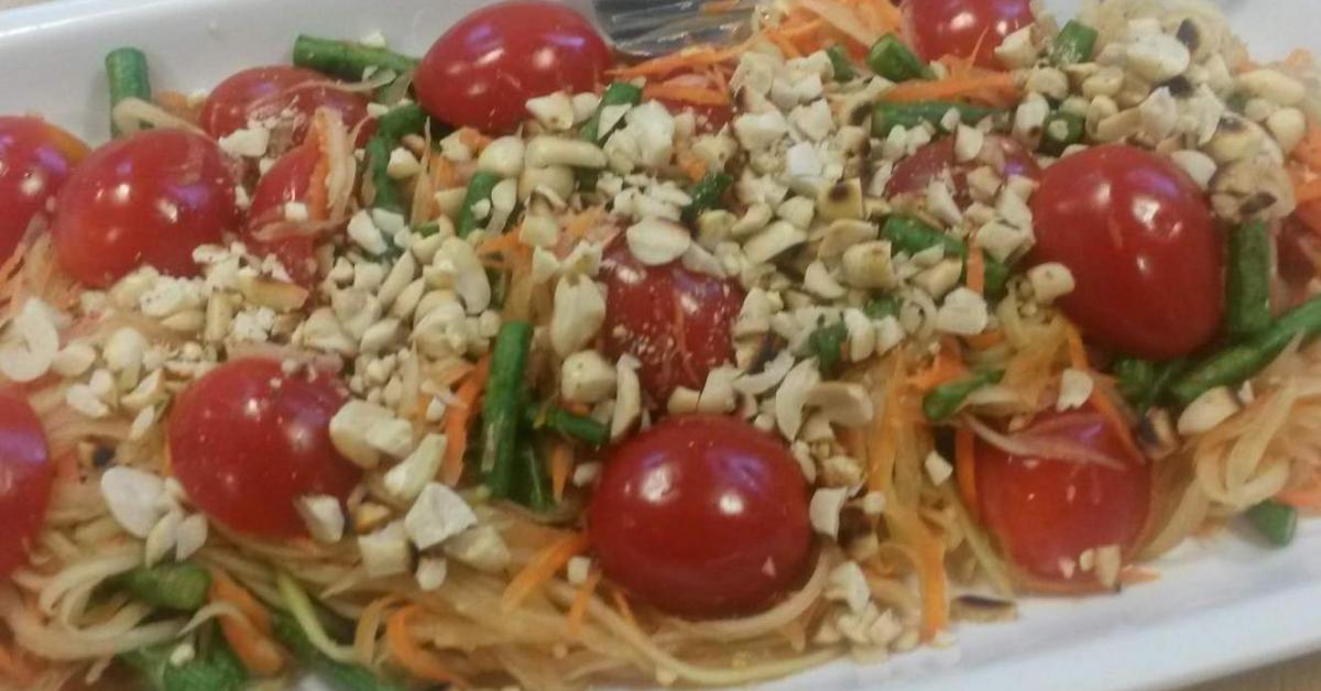 Original thailändischer Papayasalat / Karottensalat von kayenta. Ein ...