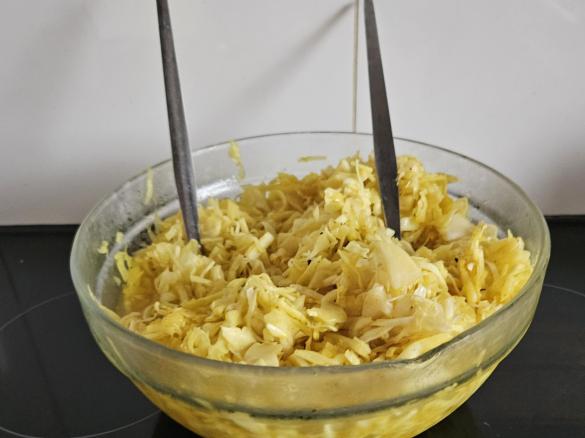 Krautsalat mit Speckwürfeln