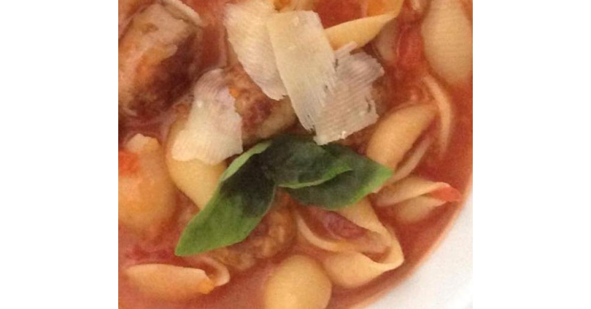 Variation von Italienische Nudelsuppe mit Bratwurstbällchen Pasta und ...