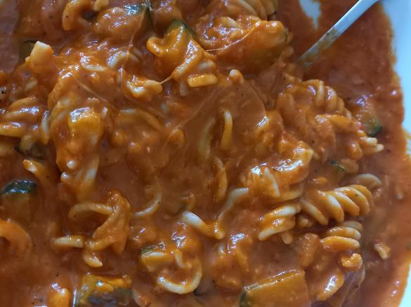 Nudeln mit Zucchini in Paprika-Tomaten-Tahinsoße