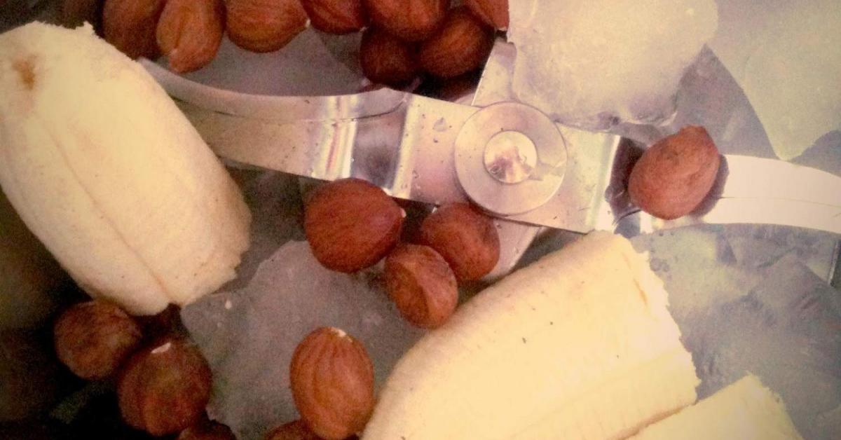 Variation von Bananenshake/Bananenmilch mit Haselnüssen von Kroet chen ...