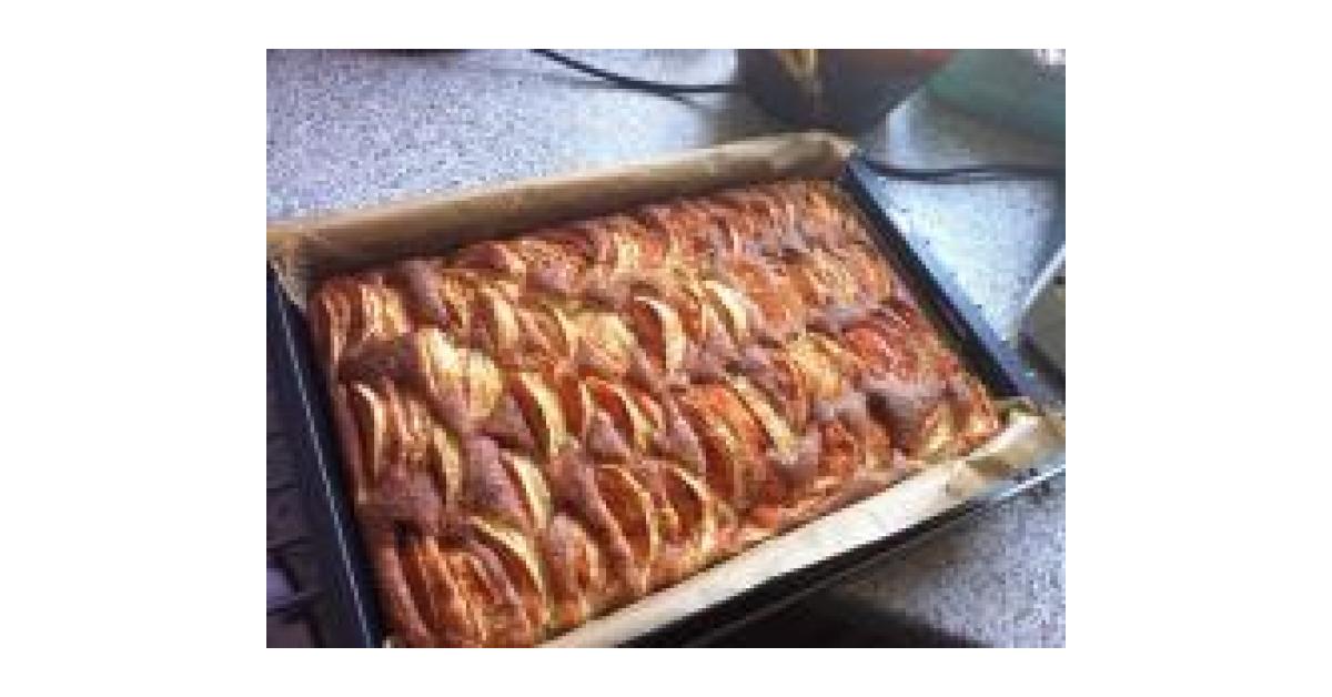 Blechkuchen mit Früchten (Sauerkirschen/Äpfel) von achtfachspeed. Ein ...