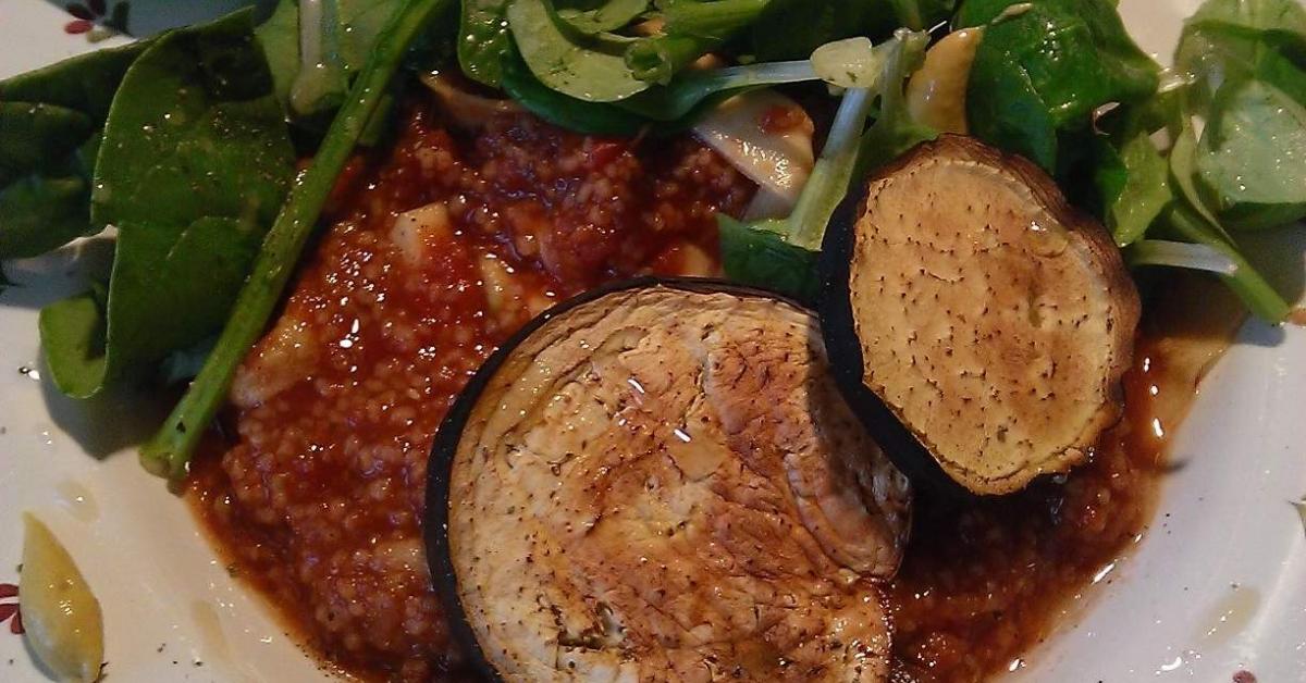 Tomaten Couscous mit Aubergine, Zucchini und Spinat Topping vegan veggie fitness gesund