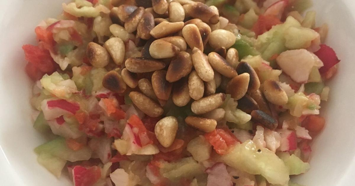 Bunter Rohkostsalat mit gerösteten Pinienkernen von Ellimuffin. Ein ...