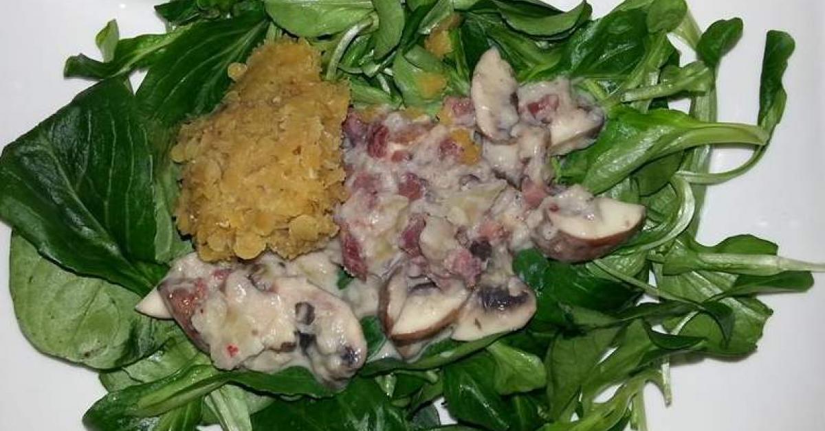 warmer Feldsalat mit roten Linsen und Käse-Schinken-Champignon-Sauce ...