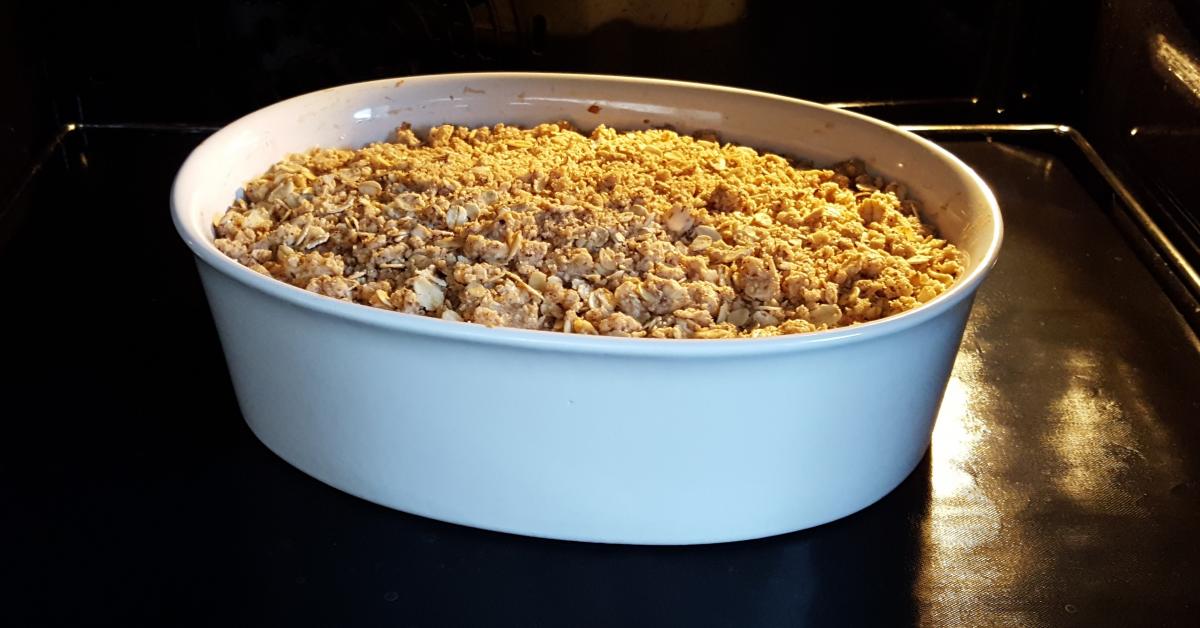 Crumble mit Pflaumen, Äpfeln und Haferflocken-Nuss-Streuseln VEGAN von ...