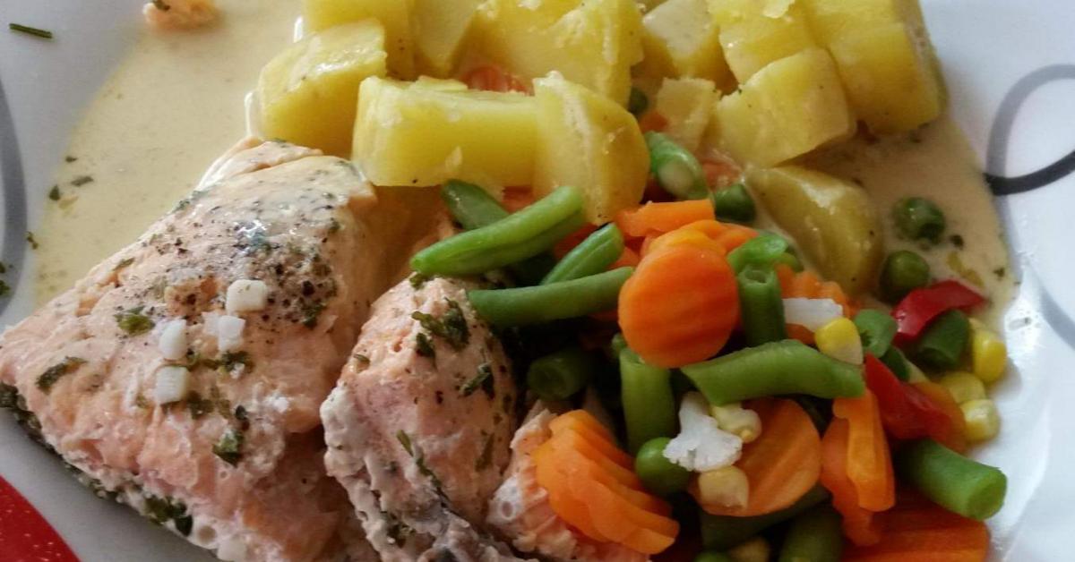 All-in-One Lachsfilet mit Katoffeln, Gemüse und heller Sauce von Saney ...