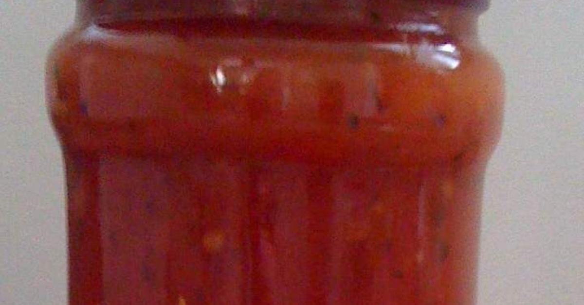 Variation von Tomatensoße auf Vorrat für Pizza, Nudeln und als ...
