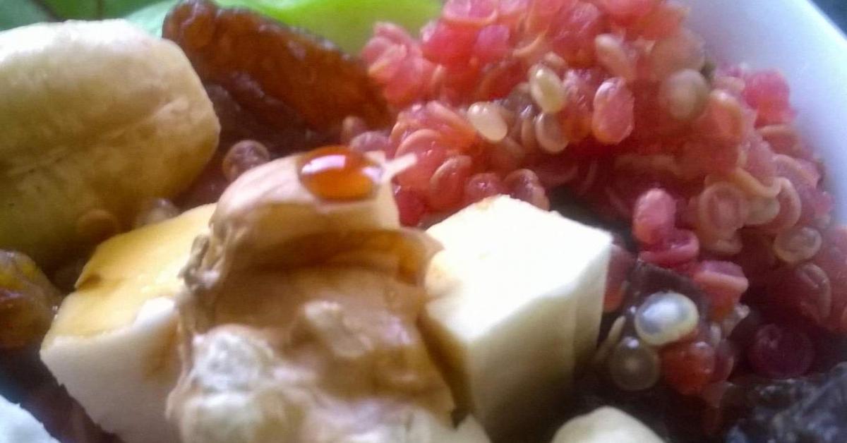 Bunter Salat mit Quinoa-Rote-Bete-Apfel-Möhren-Mix auf Feldsalat von ...