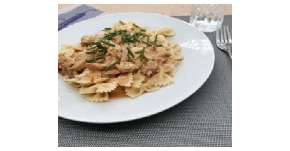 Farfalle mit Sahne-Chilli-Hähnchen Soße / OnePot von Büroküche. Ein ...