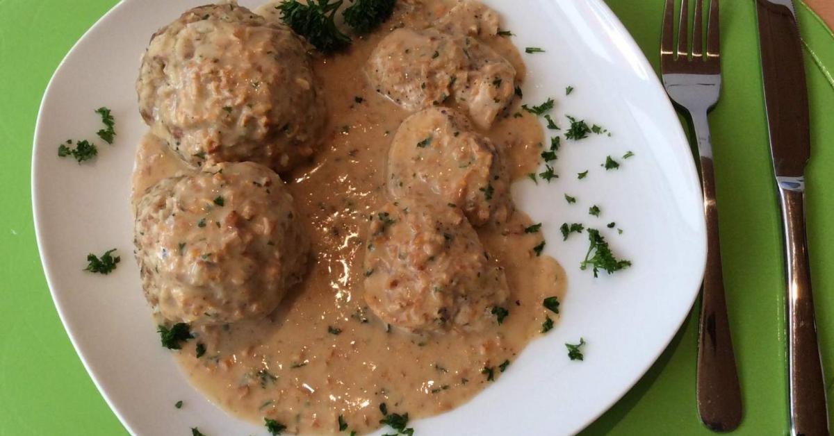 Petersilien-Brezenknödel mit Hähnchfilets und Pfifferlingrahmsauce ALL IN ONE von ...