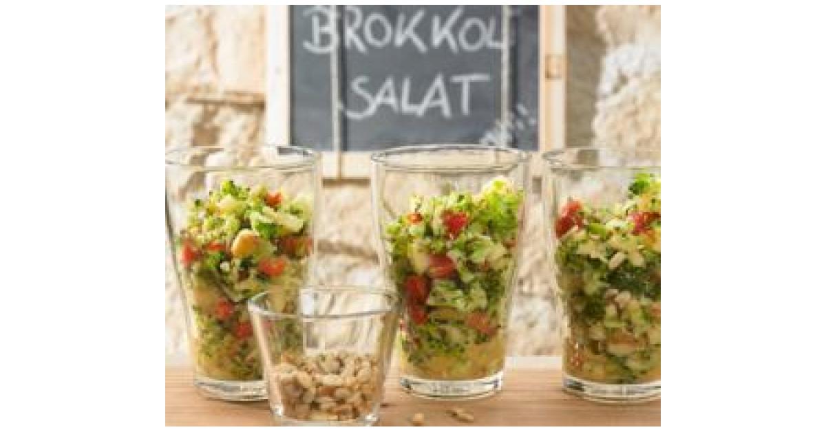 Variation von Brokkolisalat mit Pinienkernen von annefroe. Ein ...