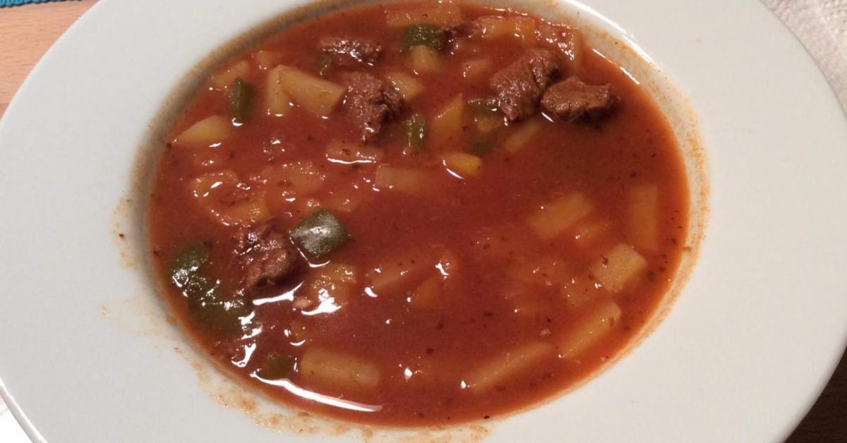 Gulaschsuppe mit Paprika und Kartoffeln von Daniel.Schemionek. Ein ... Gulaschsuppe mit Paprika und Kartoffeln von Daniel.Schemionek. Ein ...