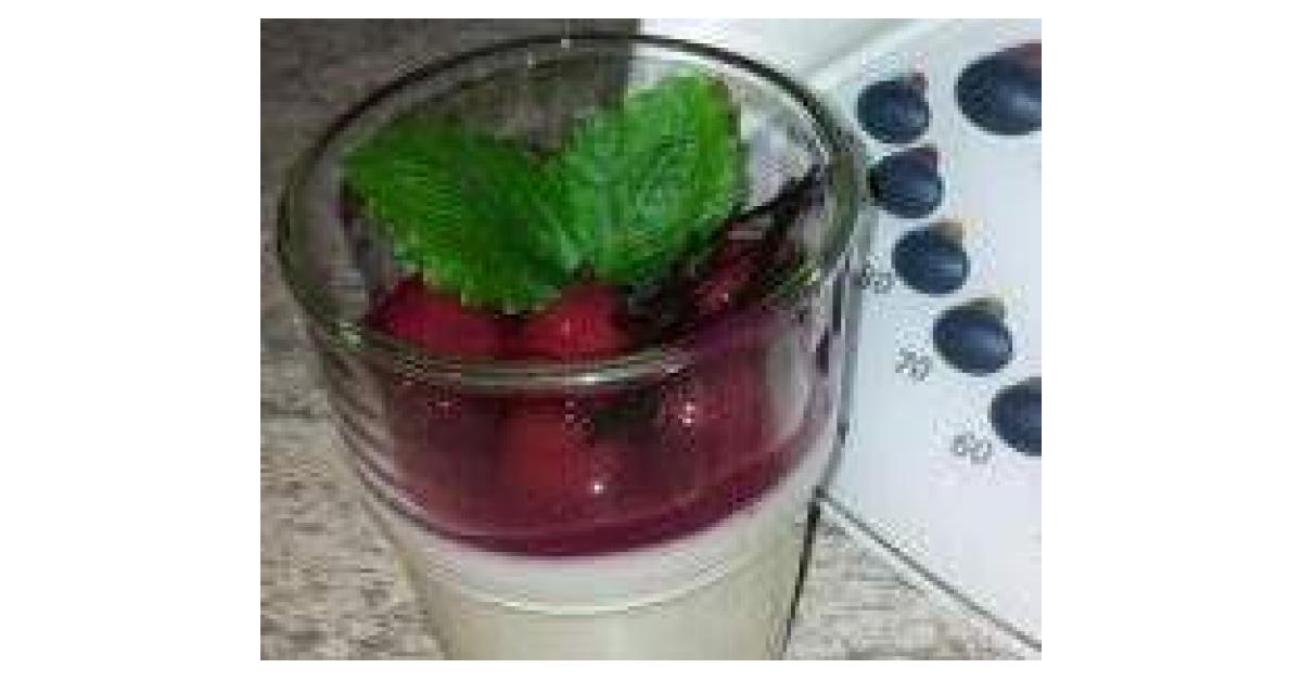 Variation von Marzipan-Panna-Cotta mit Zwetschgen von Hasobima. Ein ...