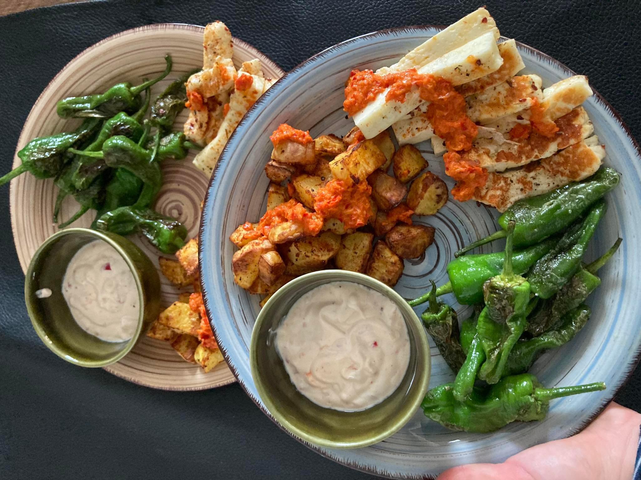 Tapas-Platte mit selbst gemachter Mojo Rojo, Joghurt Aioli, Halloumi, Pimientos de Padrón und Patatas Bravas-image