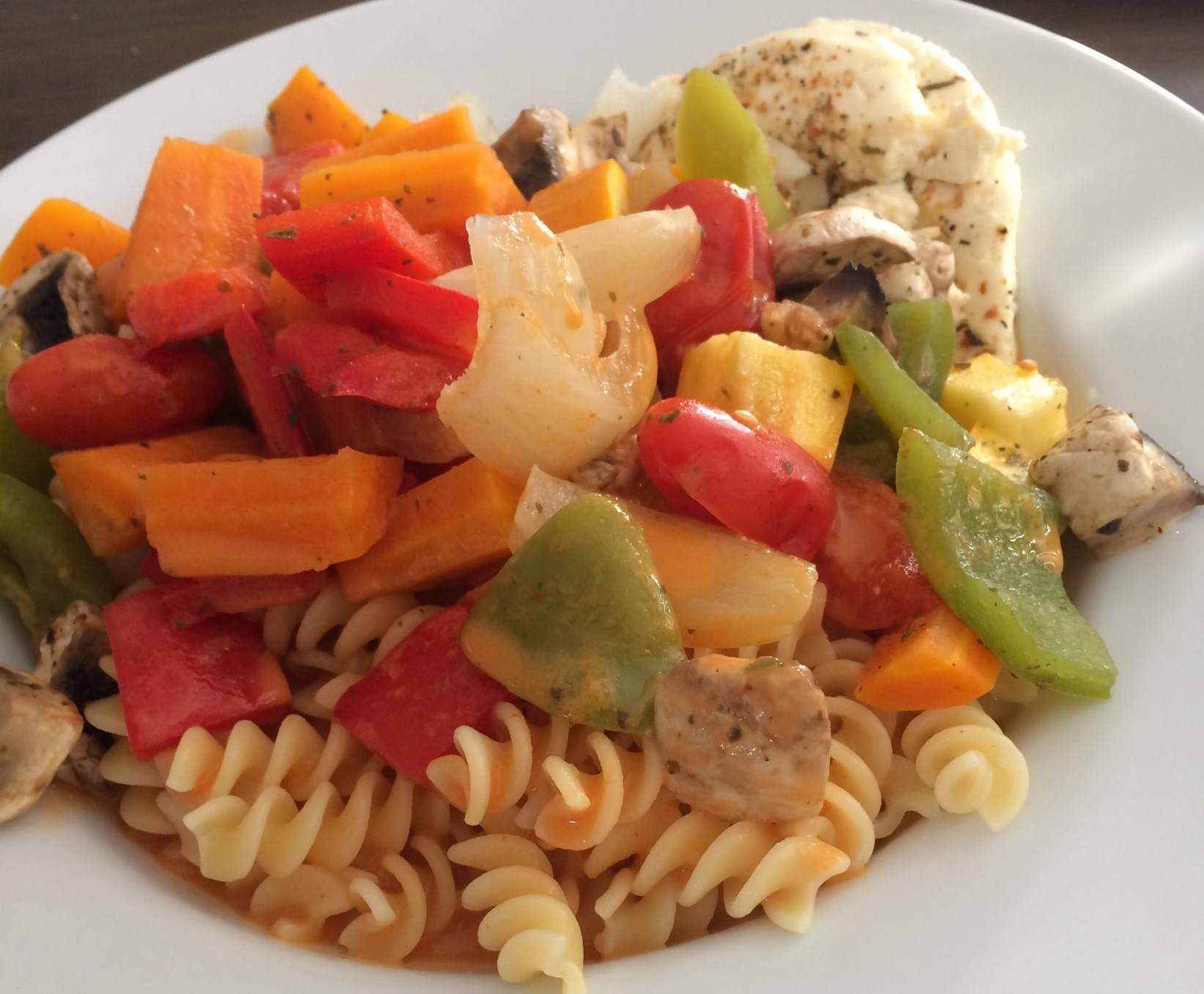 Nudeln mit Feta und gedünstetem Gemüse an Tomaten-Käse-Röstzwiebel ... Nudeln mit Feta und gedünstetem Gemüse an Tomaten-Käse-Röstzwiebel ...