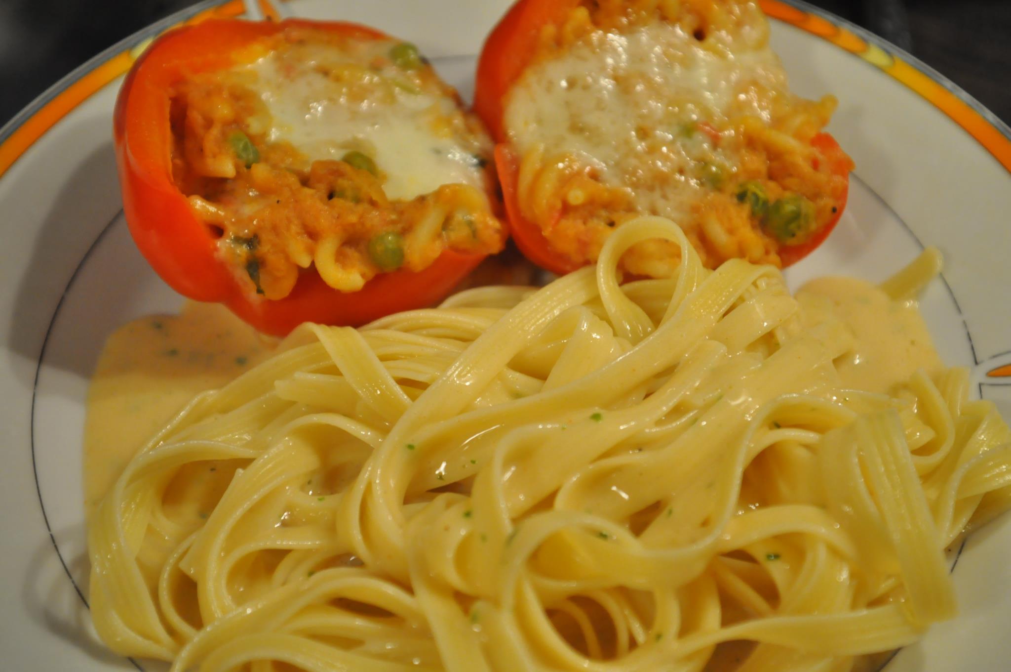 Paprika mit Nudel-Mozarella-Füllung (All-in-One)
