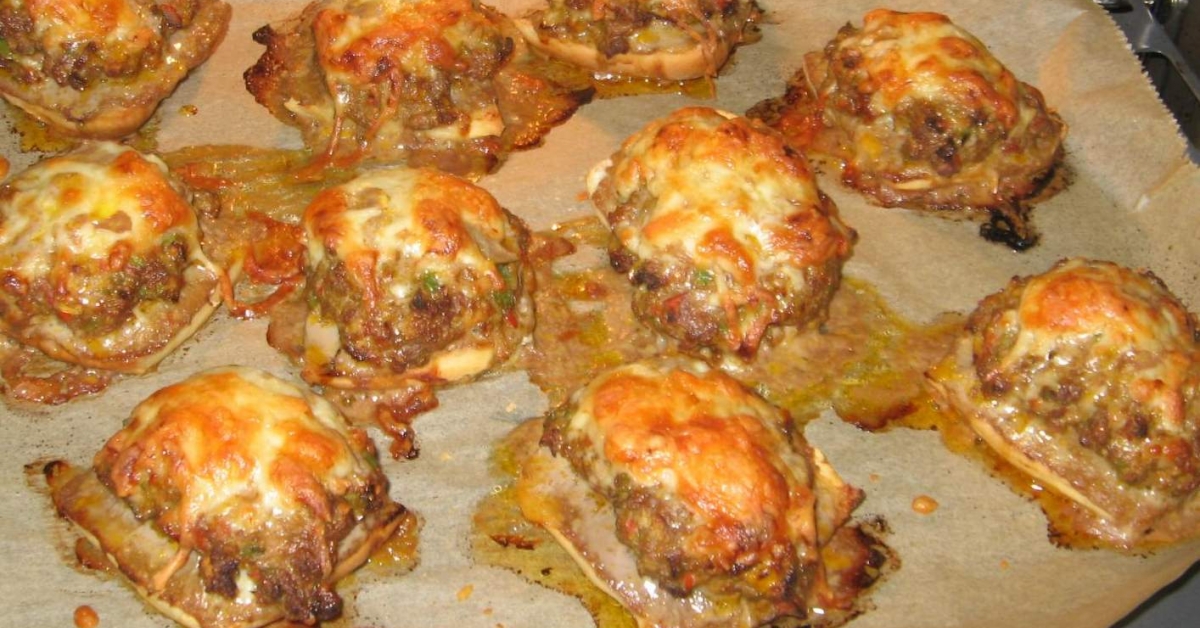 Überbackene Brötchen mit Hackfleisch und Paprika